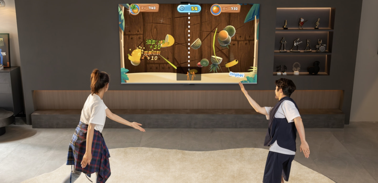 华为智慧屏 S6 场景图，两位男女在进行体感游戏