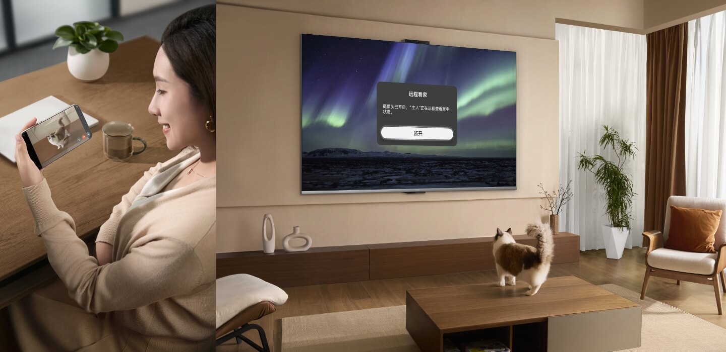 华为智慧屏 S6 产品图和远处女主人查看手机图,显示女主人通过手机调用智慧屏摄像头查看家中情况