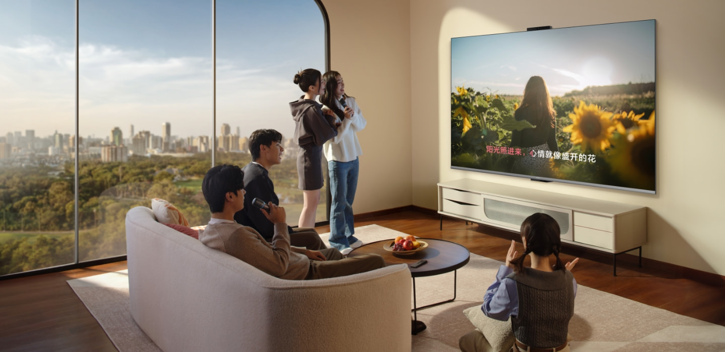 华为智慧屏 S6 场景图，一群人在使用产品唱 K