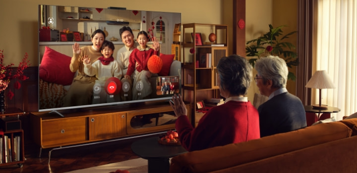 华为智慧屏 S6 场景图，显示家里老人与电视里的家人进行畅连通话