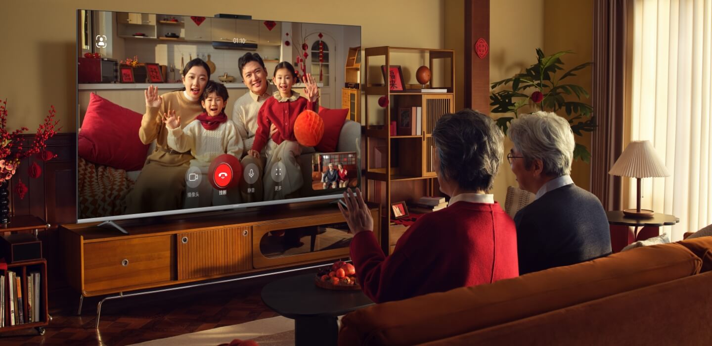 华为智慧屏 S6 场景图,显示家里老人与电视里的家人进行畅连通话