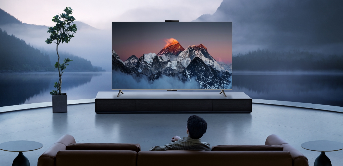 华为智慧屏 S6 场景图，沙发上的人物在使用产品看电影