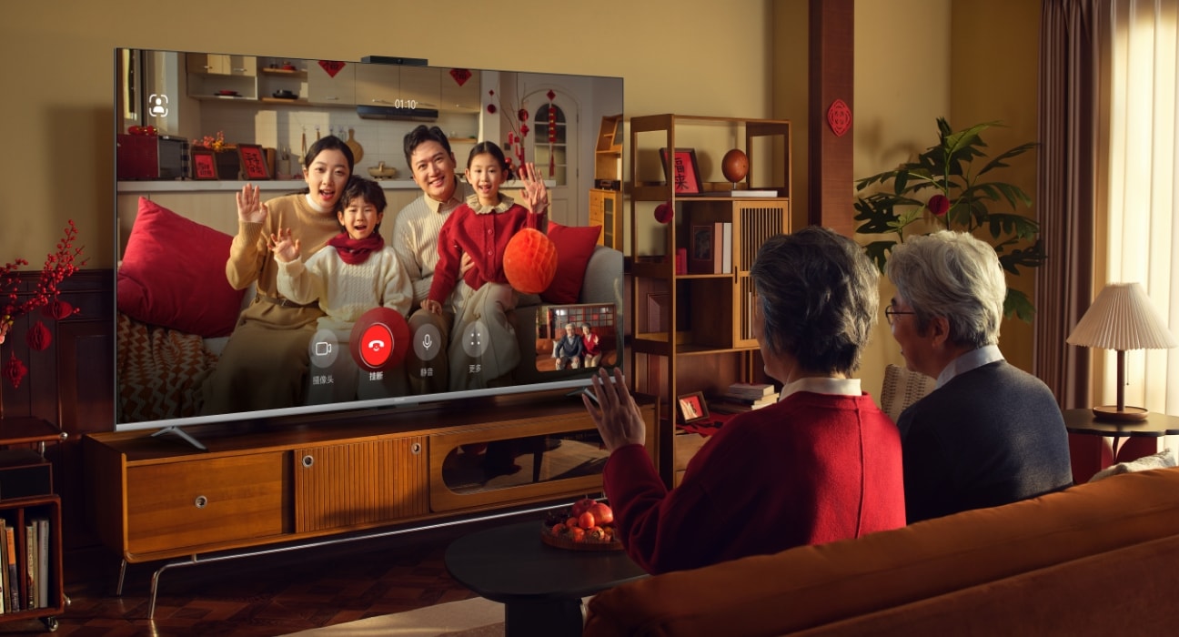 用户通过智慧屏和亲人交流，展示了华为智慧屏 S7 的高清畅连功能