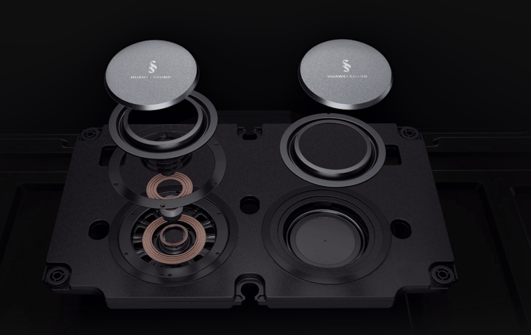 展示了华为智慧屏 V5 Max 110 内置音响的低音单元结构