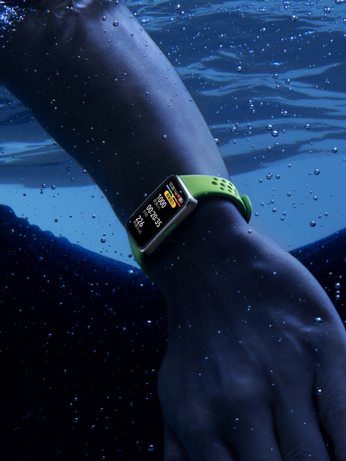 用户佩戴绿色华为手环 10 在泳池中游泳，手环界面上显示游泳相关数据，展示了手环的 AI 泳姿识别功能