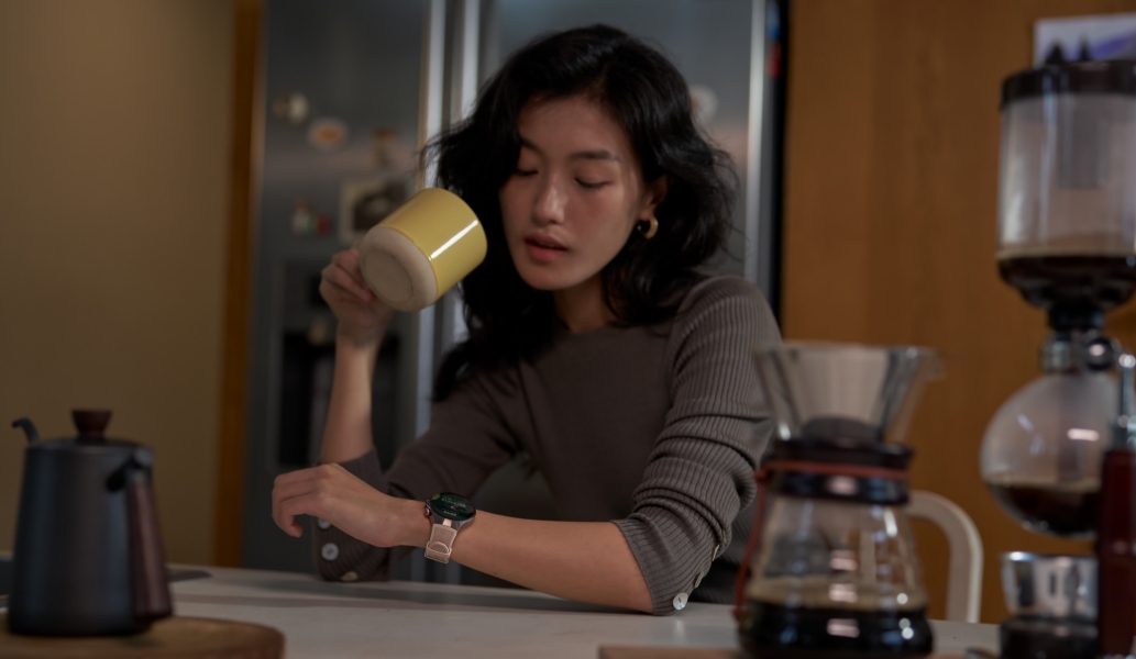 一个女生低头看向手腕上佩戴的 HUAWEI WATCH 5，展示了 HUAWEI WATCH 5 健康分析的功能