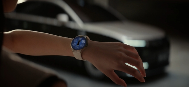用户佩戴 HUAWEI WATCH 5 抬腕轻松控车，展示了其智慧控制车辆的功能