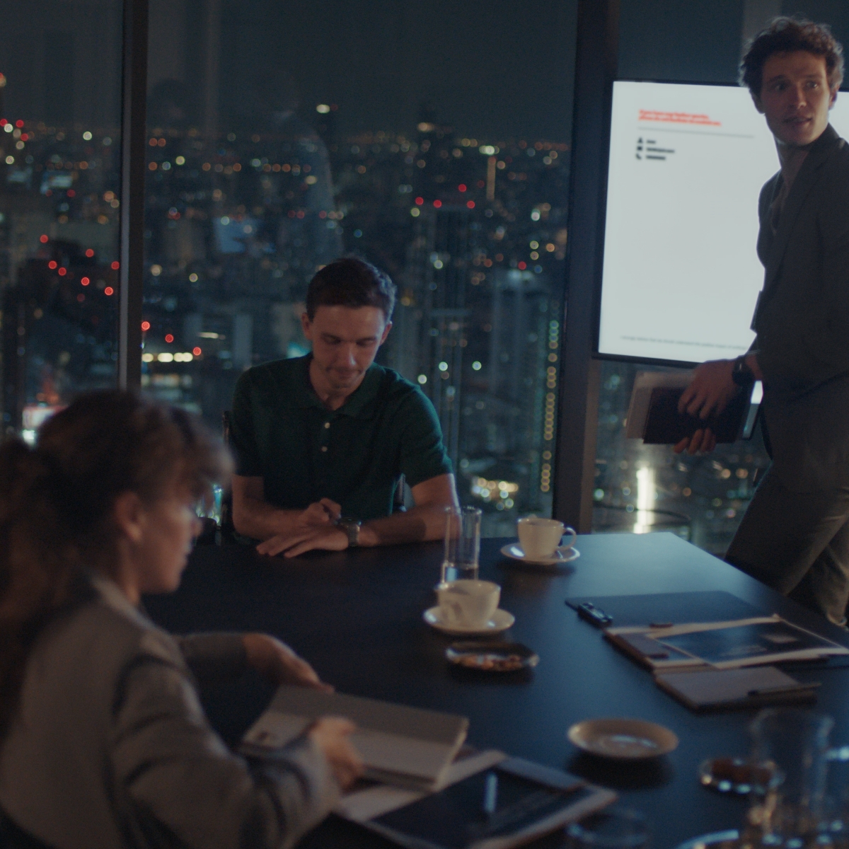 一个男人在加班后感到身心疲劳，通过手腕上佩戴的 HUAWEI WATCH 5 进行一键微体检功能的视频