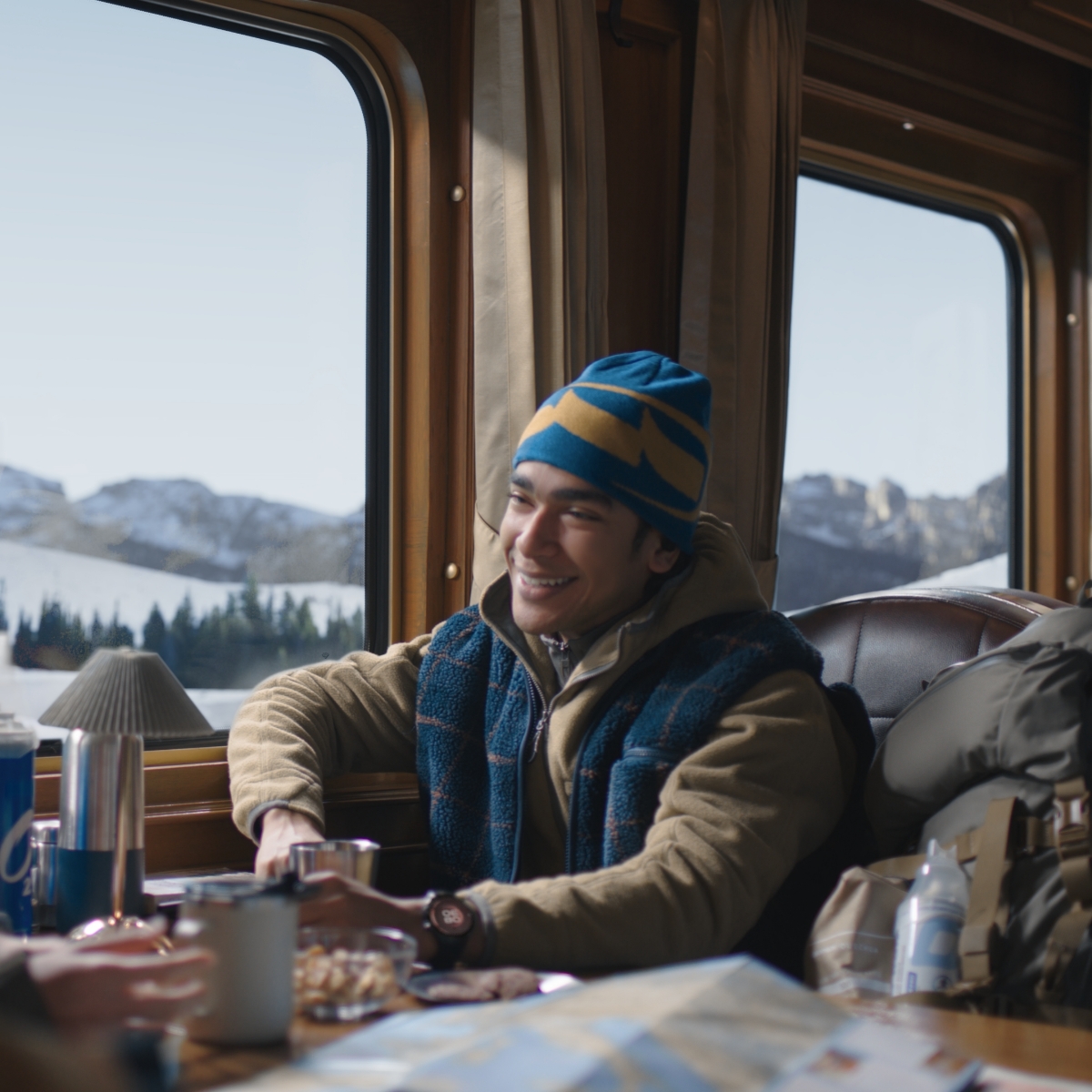 一对男女坐在行驶在高原上的火车中，通过手腕上佩戴的 HUAWEI WATCH 5 测量实时血氧的视频