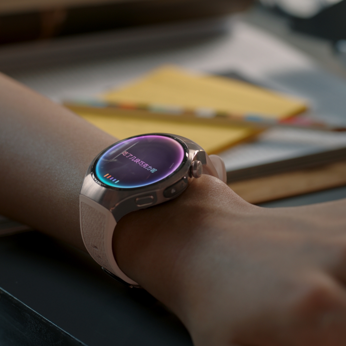 一个佩戴 HUAWEI WATCH 5 的女生正在吃零食，通过语音对话小艺来记录今天摄入的食物，展示了小艺的饮食记录功能