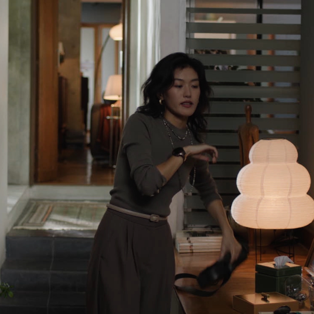 一个佩戴 HUAWEI WATCH 5 的女生正在忙碌，通过语音对话小艺进行有趣的知识问答，展示了小艺的有问必答的百科功能