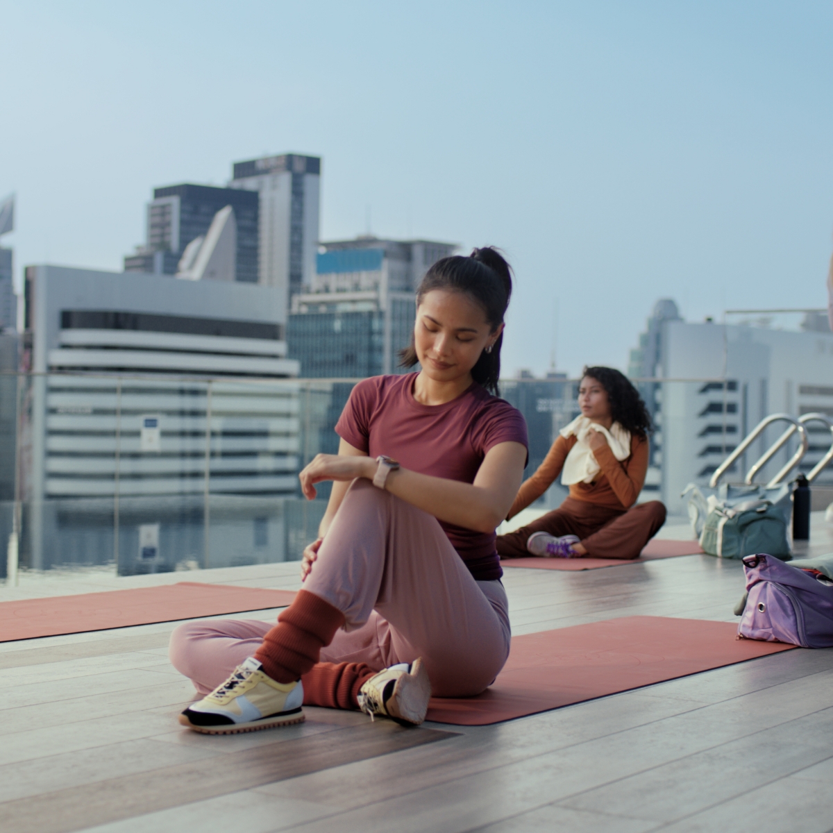 一个女人在运动后，通过手腕上佩戴的 HUAWEI WATCH 5 进行一键微体检功能的视频