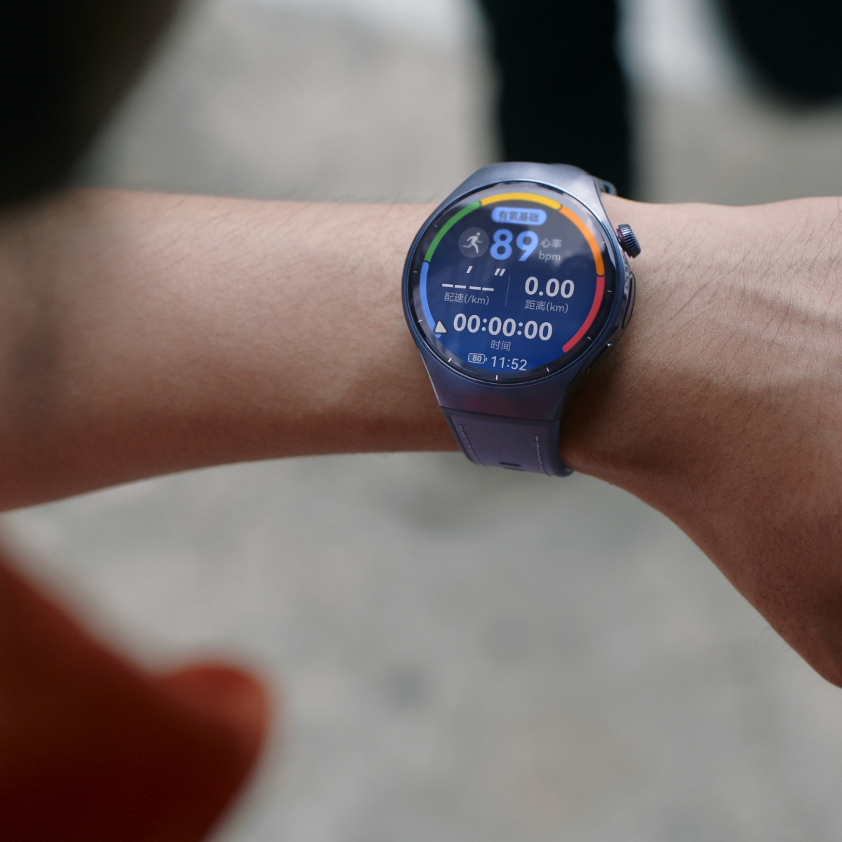 一个佩戴 HUAWEI WATCH 5 的男人正在户外遛狗，通过语音操控小艺开启户外跑步功能，展示了小艺的语音操控功能