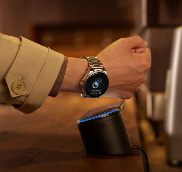 一位男士手戴 HUAWEI WATCH Buds 2 正在支付的场景，展示了手表支持支付宝碰一碰支付的功能