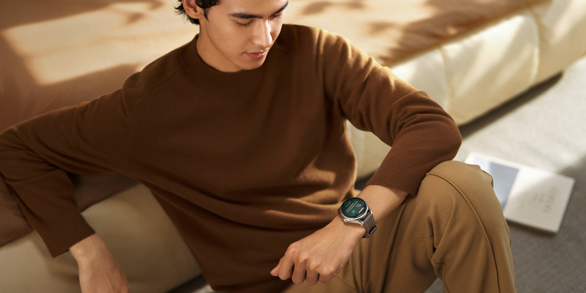 一位男士佩戴 HUAWEI WATCH Buds 2 手表的图片，展示了手表健康摘要的功能