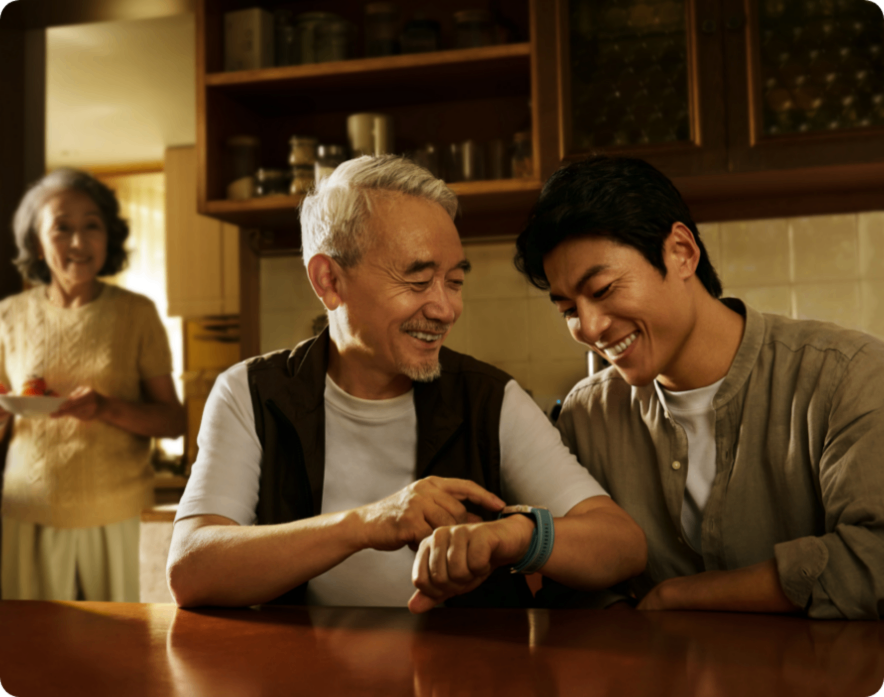 一家人佩戴 HUAWEI WATCH D2 沟通，展现了家庭空间便捷了解全家人健康的特点