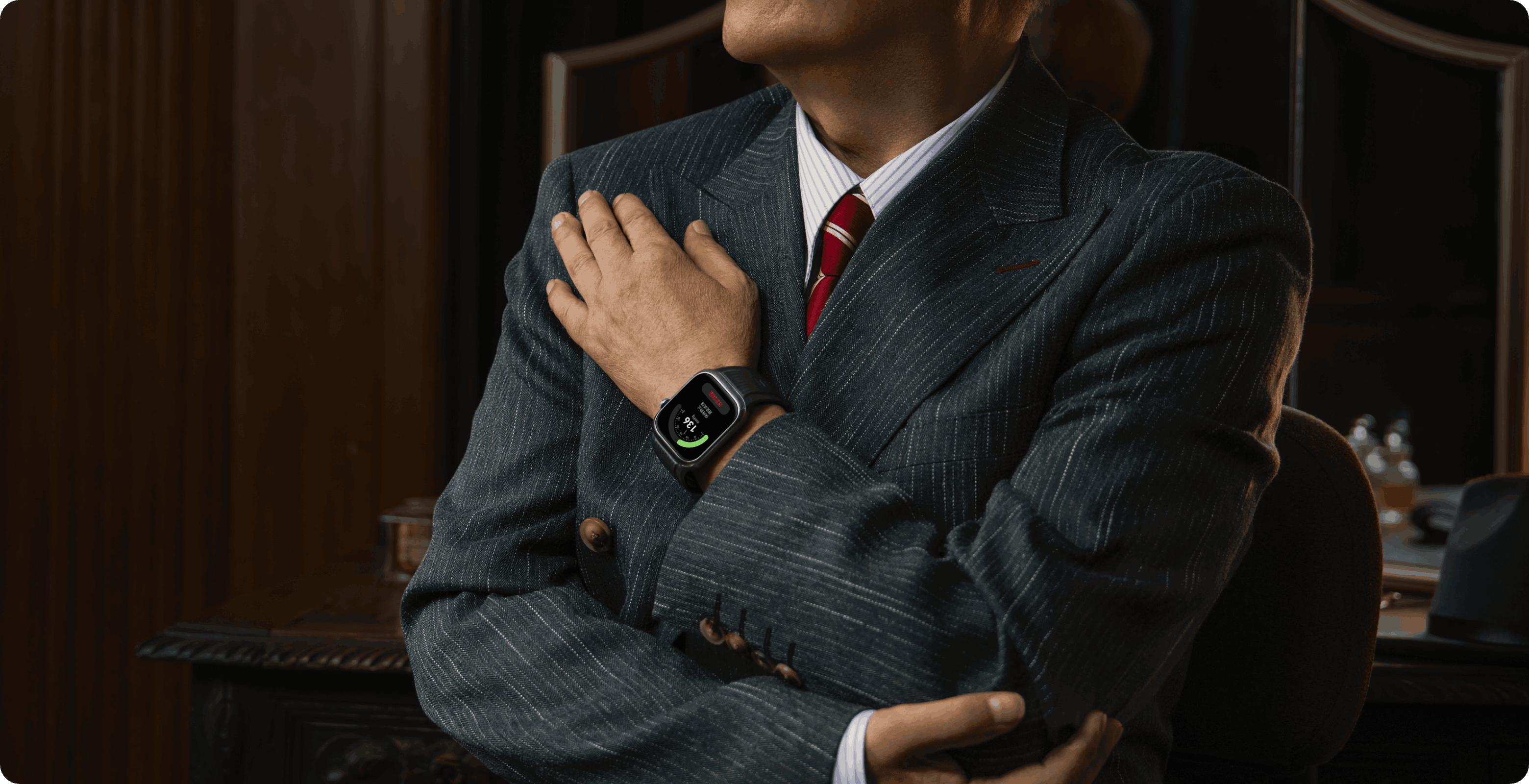 用户佩戴 HUAWEI WATCH D2 ，展现了通过多家医院临床验证