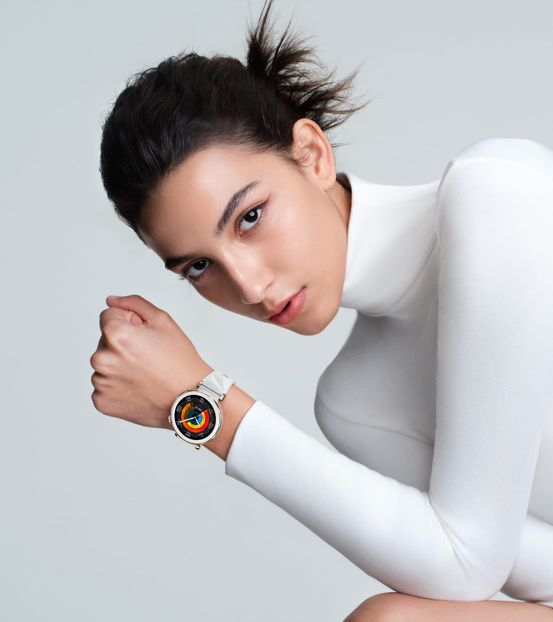 HUAWEI WATCH GT 5 Pro 42mm运动款的正面图与模特佩戴示意图