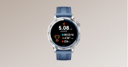 佩戴HUAWEI WATCH GT 5 跑步的视频，展示了全彩运动地图、导航、监测跑姿等功能
