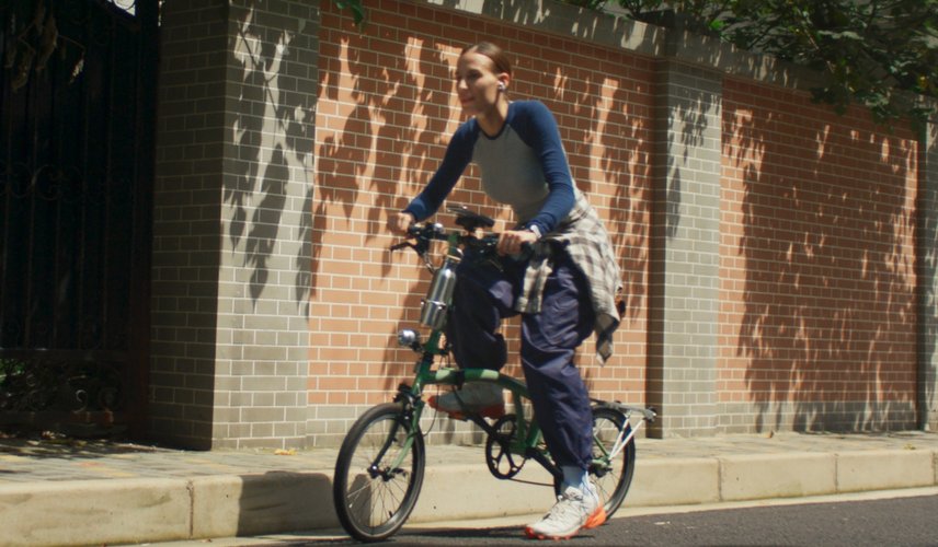 用户佩戴 HUAWEI WATCH GT 6 Pro 进行休闲骑行