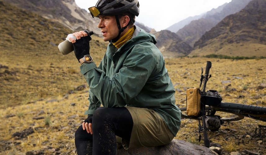 用户佩戴 HUAWEI WATCH GT 6 Pro 进行长途骑行