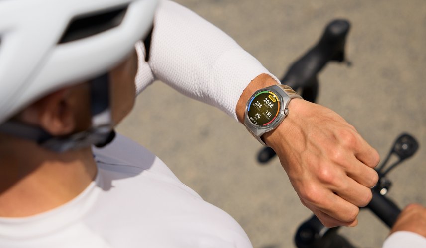 用户佩戴 HUAWEI WATCH GT 6 Pro 进行公路骑行