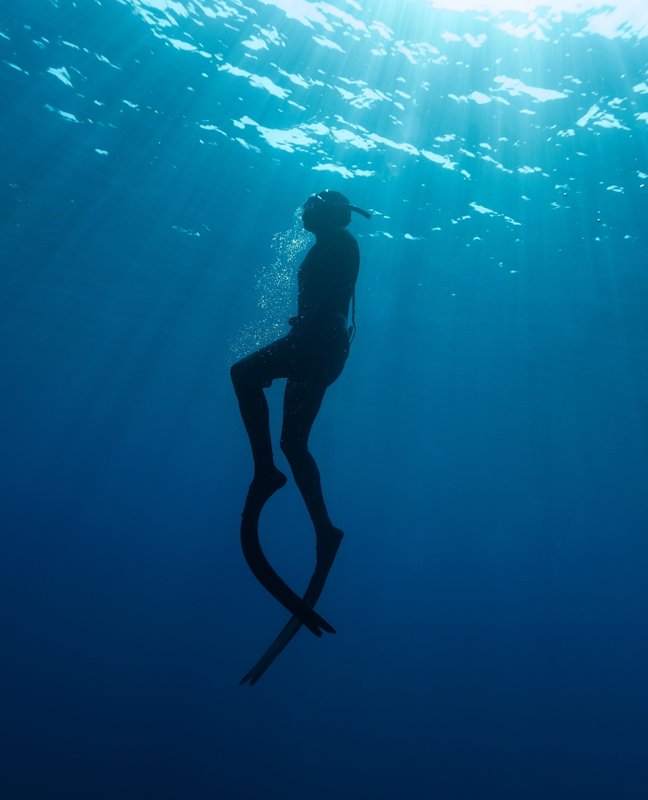 左侧为用户佩戴手表进行潜水，中间为 HUAWEI WATCH GT 6 Pro 正面图，展示了自由潜功能