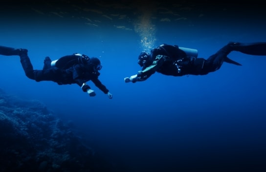 展示了 HUAWEI WATCH Ultimate 2 出水时的悬停计时间功能