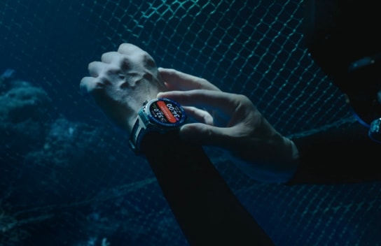 展示了 HUAWEI WATCH Ultimate 2 潜水陪伴中的 SOS 求救功能