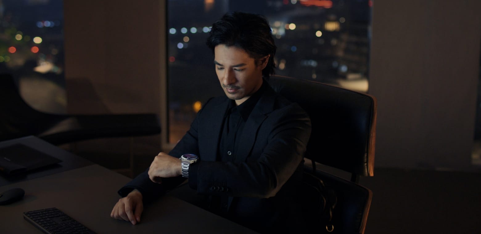 展示了 HUAWEI WATCH Ultimate 2 的腕上 AI 小艺技术