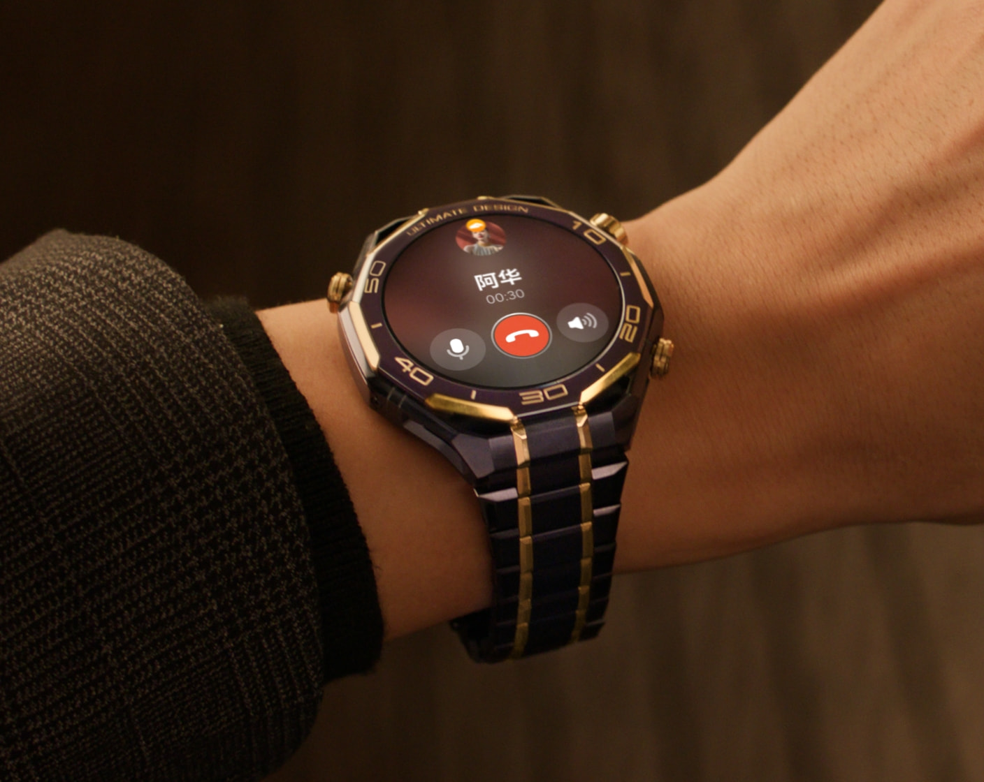 HUAWEI WATCH ULTIMATE DESIGN 非凡大师 紫金款的 eSIM，展示了独立 eSIM 能力