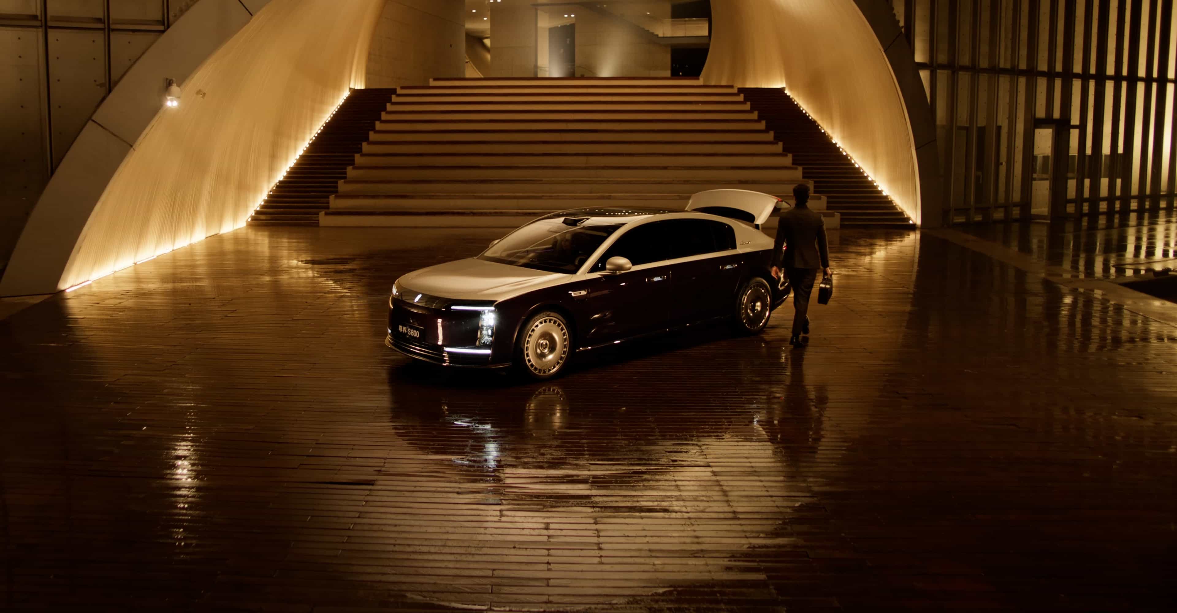 HUAWEI WATCH ULTIMATE DESIGN 非凡大师 紫金款的通信，展示了环隙天线能力