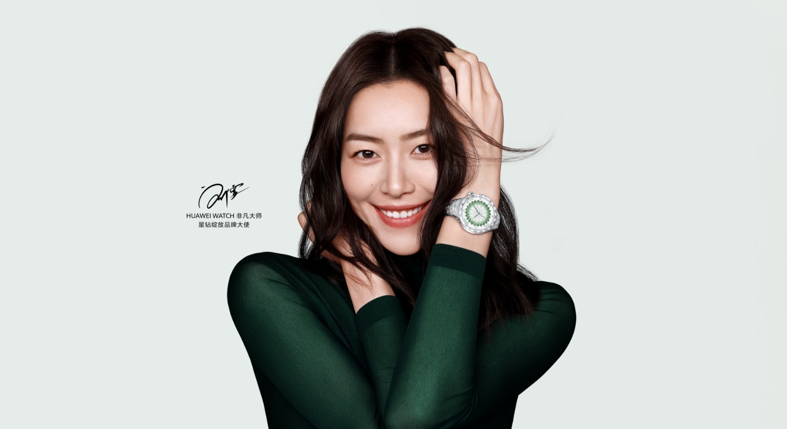 佩戴 HUAWEI WATCH ULTIMATE DESIGN 非凡大师 星钻绽放款的女性用户手持鲜花，展示了手表之美