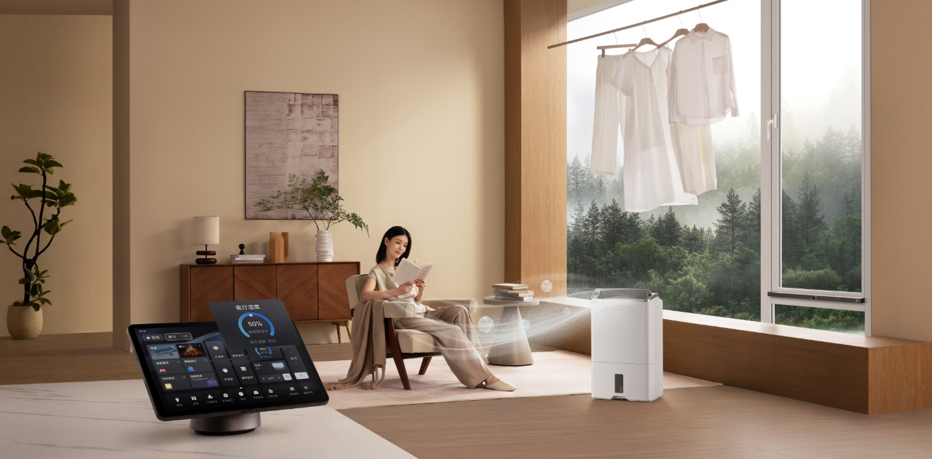 用户在家读书的场景,展示 AI 新一代华为鸿蒙智家的主动恒湿功能