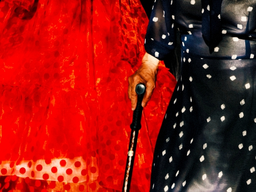 拄杖缓行优雅如诗