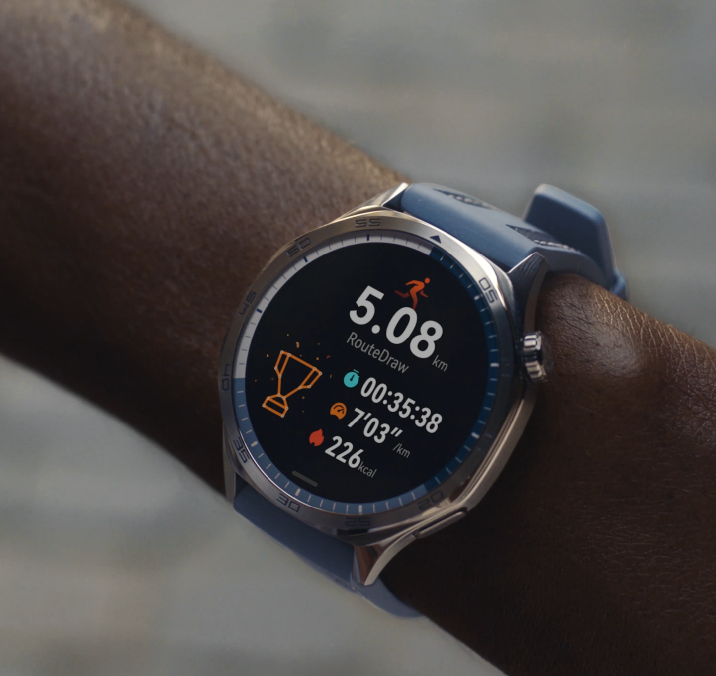 Mo Farah is running with HUAWEI WATCH GT 5 map video