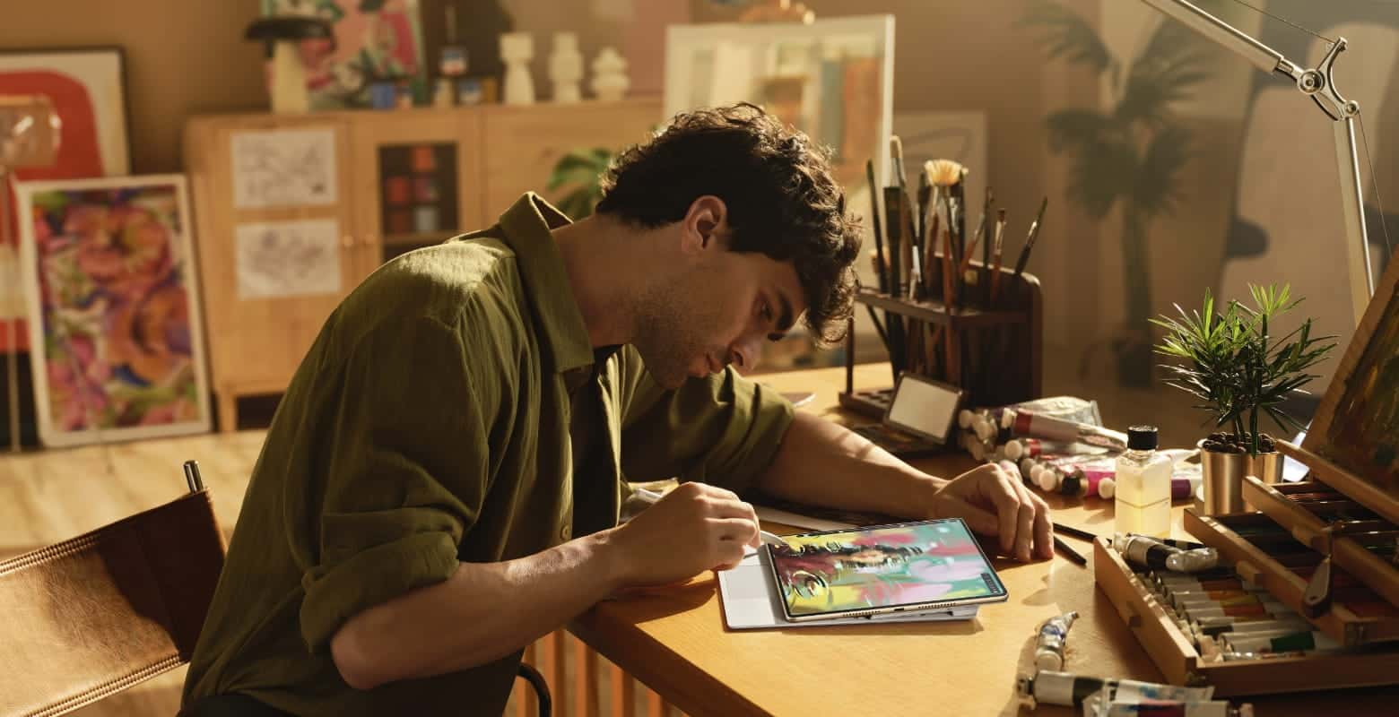 A man paints with HUAWEI Glide Keyboard (Compatible with HUAWEI MatePad Pro 12.2-inch) in New Studio Form