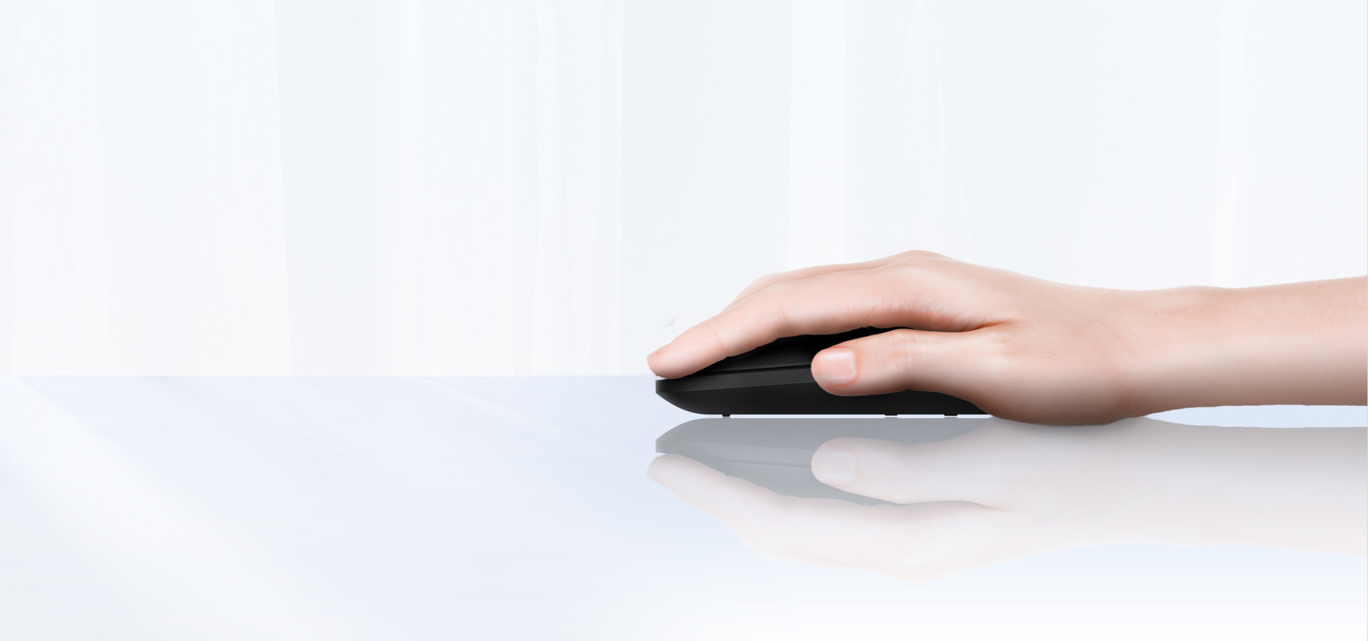 A diagram showing how to hold the HUAWEI Wireless Mouse NearLink and use it on a glass surface