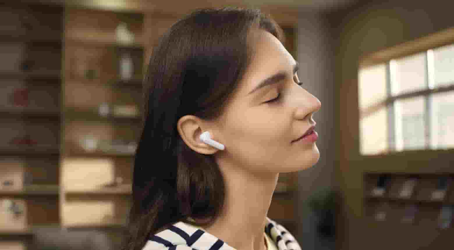 Shows the comfortable wearing experience while the female model is wearing HUAWEI FreeBuds SE 4 ANC