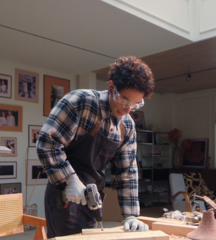 Shows the clear callings with HUAWEI FreeBuds 6 in a noisy environment.