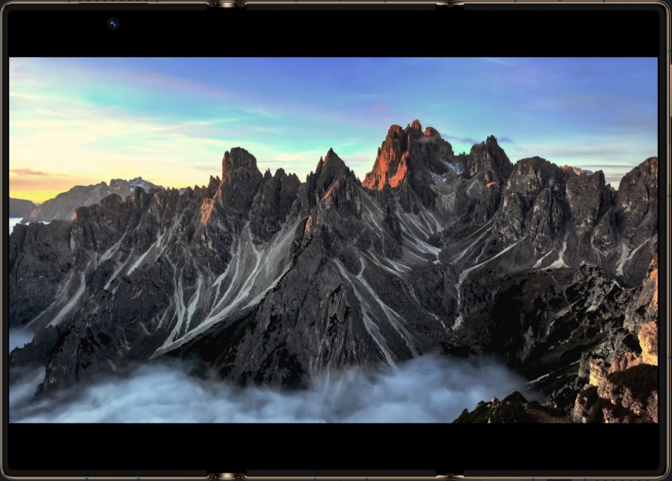 The interface of viewing video when HUAWEI Mate XT | ULTIMATE DESIGN in triple screen