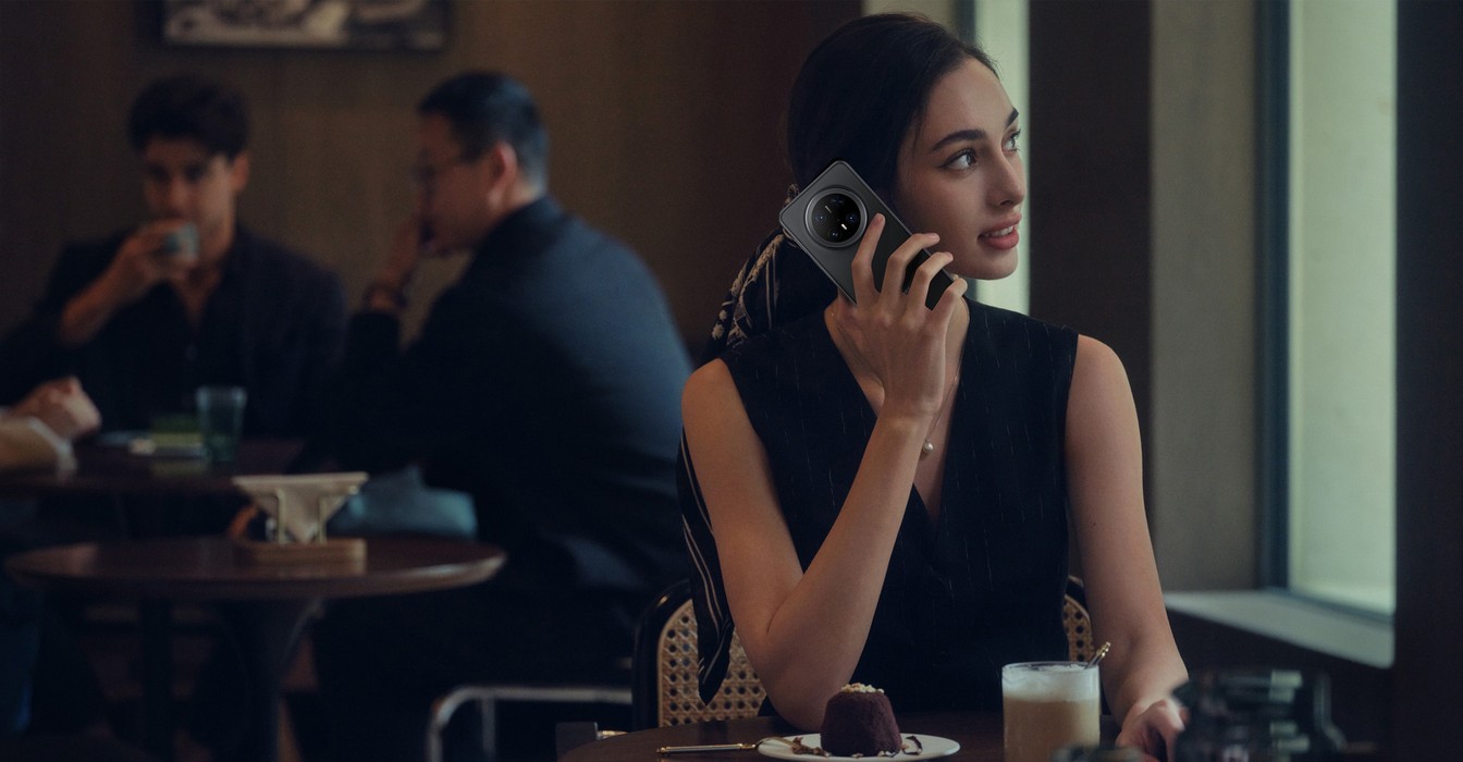 Model making a call in a noisy environment with HUAWEI Mate 70 Pro, showcasing the phone's AI noise cancellation feature