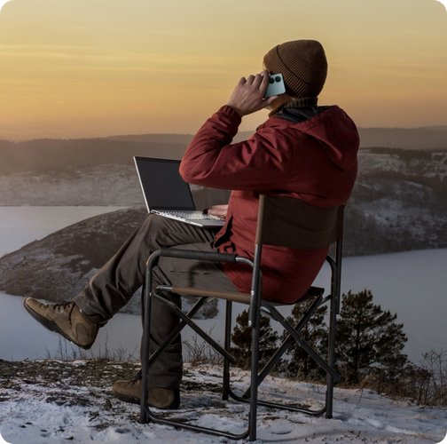 Huawei nova Y73 supports long battery life at low temperatures. The user is talking on the phone in an extremely low temperature environment.