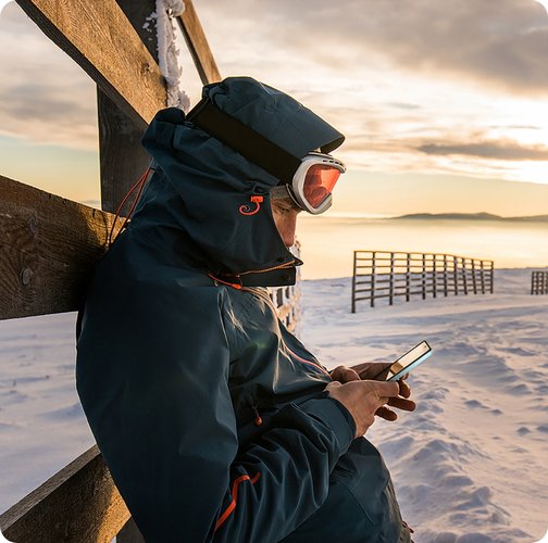 Huawei nova Y73 supports long battery life in low temperature. The user is watching online videos in an extremely low temperature environment.