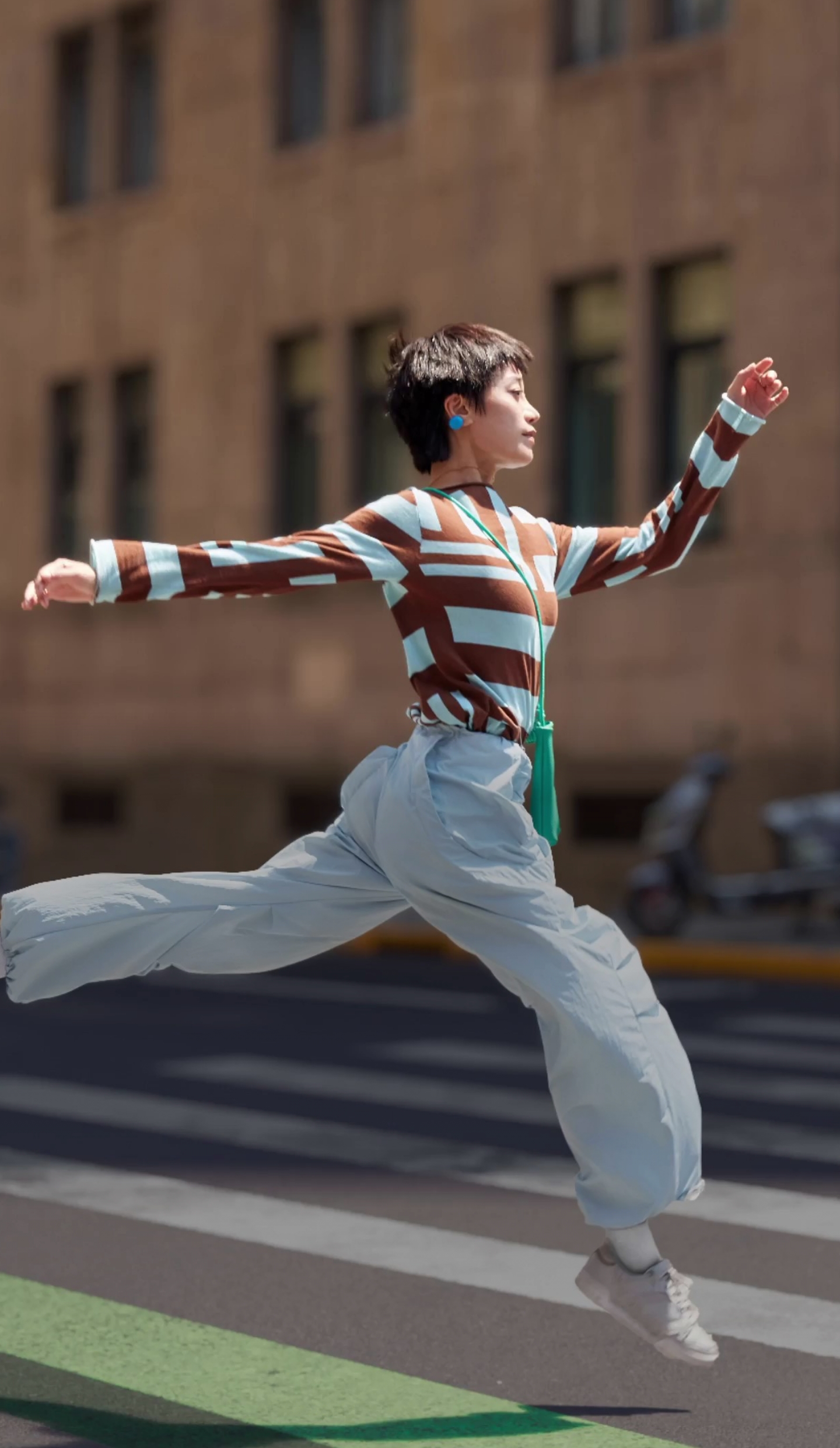 A female model using HUAWEI nova 13 Pro to take pictures, showing the comprehensive imaging capabilities of the device