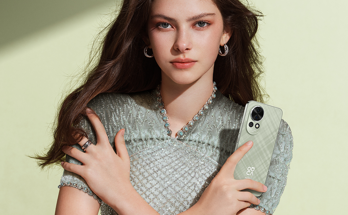 A female model holding a green HUAWEI nova 13