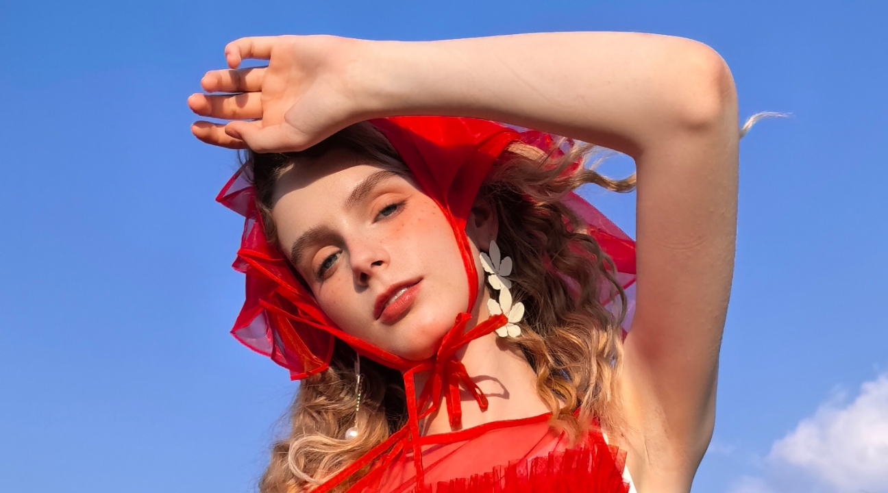 A photo taken by HUAWEI nova 14 Pro, demonstrating Ultra Chroma Camera portrait