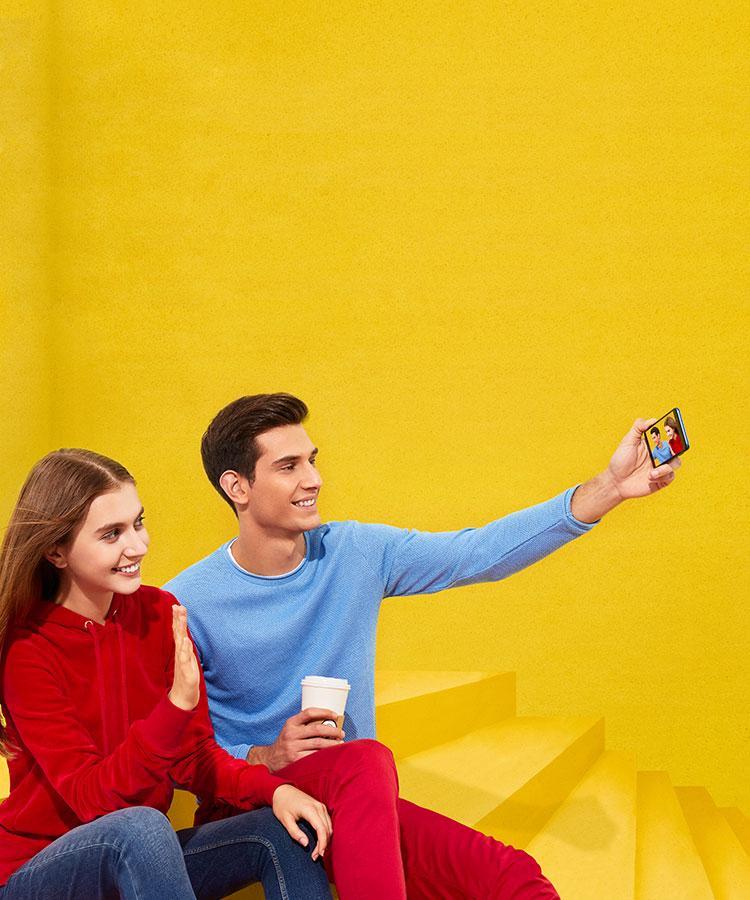 Couple showing the hands-free feature – HUAWEI P smart