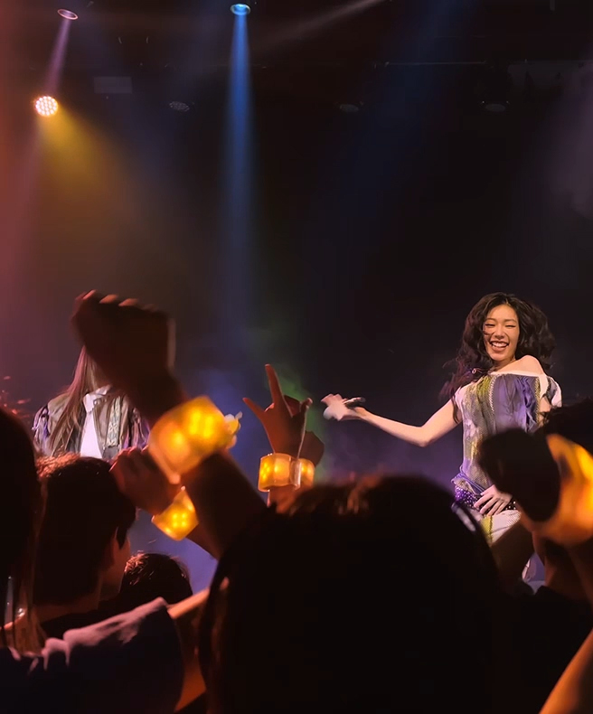 Stage photos taken by HUAWEI Pura 80 Ultra, display function of the Switchable Dual Telephoto Camera