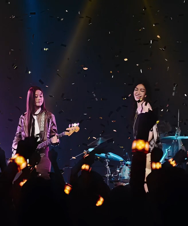 Stage photos taken by HUAWEI Pura 80 Ultra, display function of the Switchable Dual Telephoto Camera